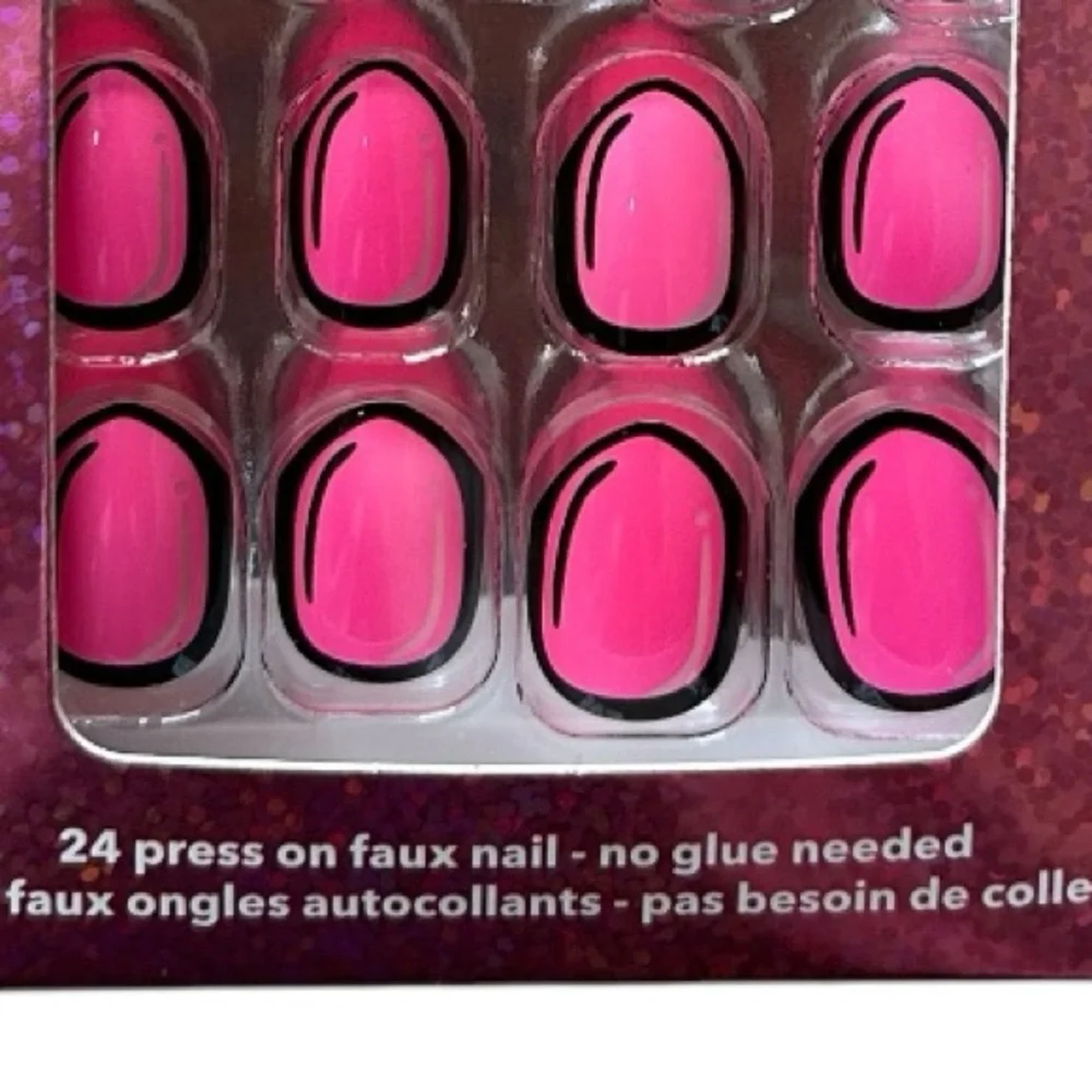 Girls Press On Faux Nail Set Vegan Pink and black Claire’s Girls Host Pick New